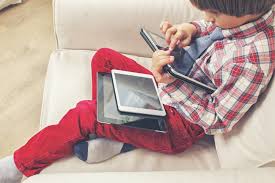 OMS recomandă interzicerea ecranelor mici pentru copii